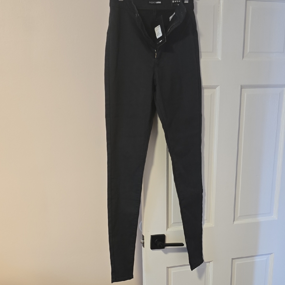 Fashion Nova Women's Skinny Jeans in Black